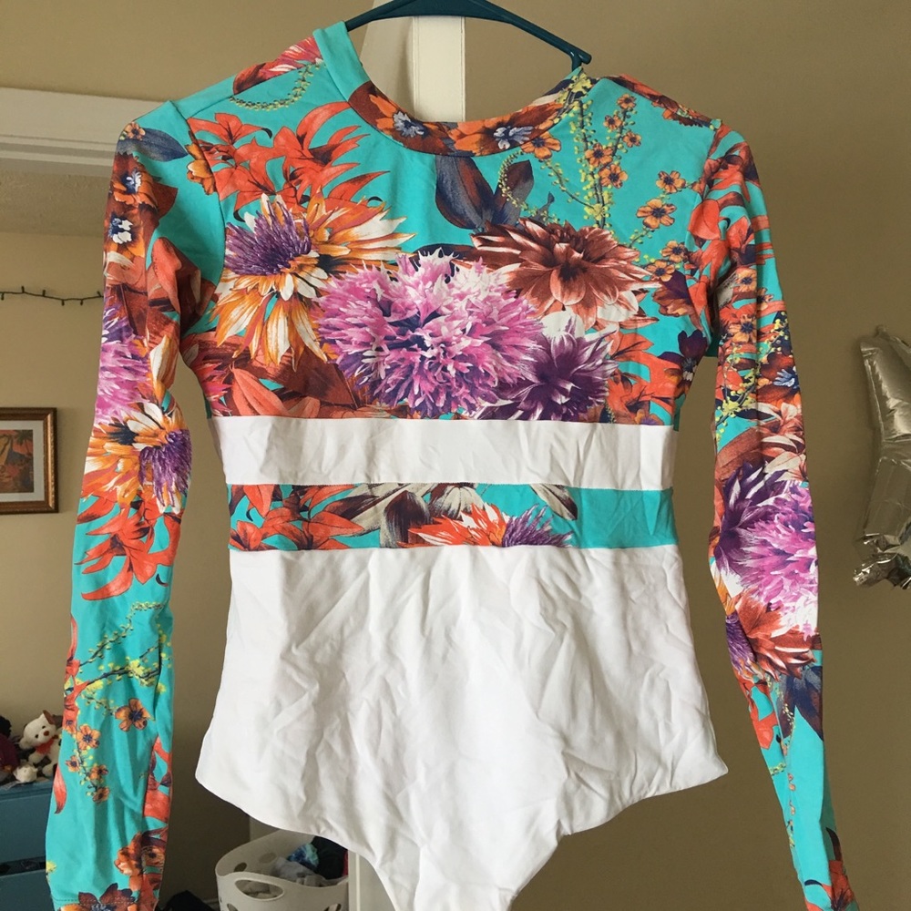 San Lorenzo rash guard Anuhea & white